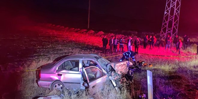 İki otomobil kafa kafaya çarpıştı: 2 kişi hayatını kaybetti, 3 yaralı