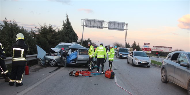 Manisa'da iki aracın çarpıştığı kazada 2 kişi öldü, 1 kişi yaralandı