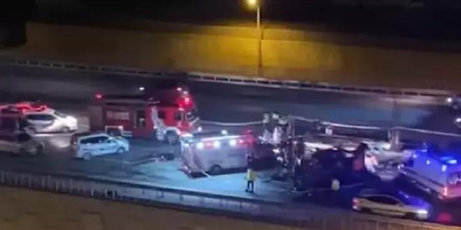 Refüjü aşan otomobil karşı şeritteki araca çarptı: 3 ölü, 1 yaralı