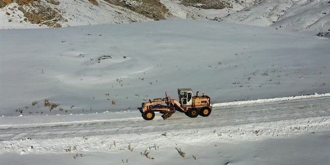 Van, Hakkari, Bitlis ve Mu'ta kar nedeniyle 80 yerleim birimine ulam salanamyor