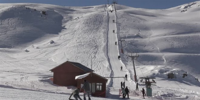 Kayak tutkunlar, Hakkari'de 2 bin 800 rakmda kayak keyfi yayor