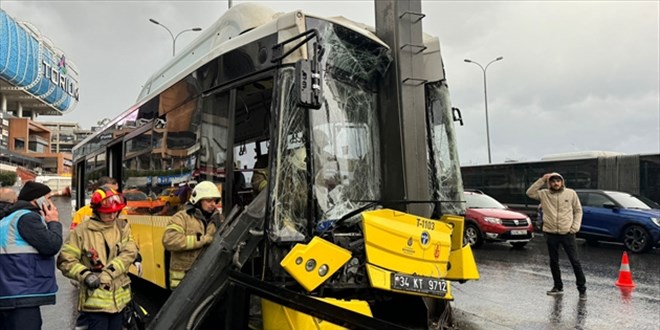 Esenyurt'ta İETT otobüsü direğe çarptı: 8 yaralı
