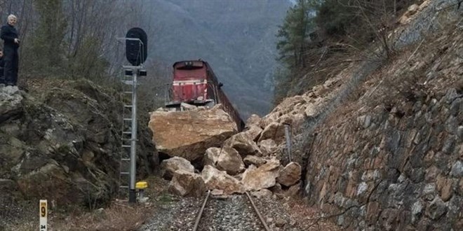Demir yoluna den kayalar yk trenini raydan kard