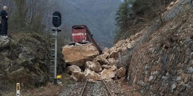 Demir yoluna düşen kayalar yük trenini raydan çıkardı