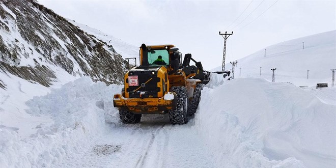 Van ve Bitlis'te 8 yerleşim yerine ulaşım sağlanamıyor