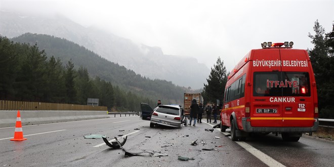 Adana'da tıra çarpan otomobildeki 1 polis öldü, 1 polis yaralandı