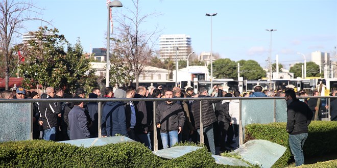 İstanbul'da zam kararını beğenmeyen taksiciler UKOME binasını taşladı
