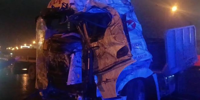 Kağıt gibi ezilen tırdan sağ kurtuldular