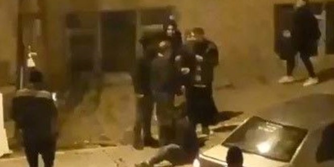 Kızını takip eden adamı dövüp polise teslim etti