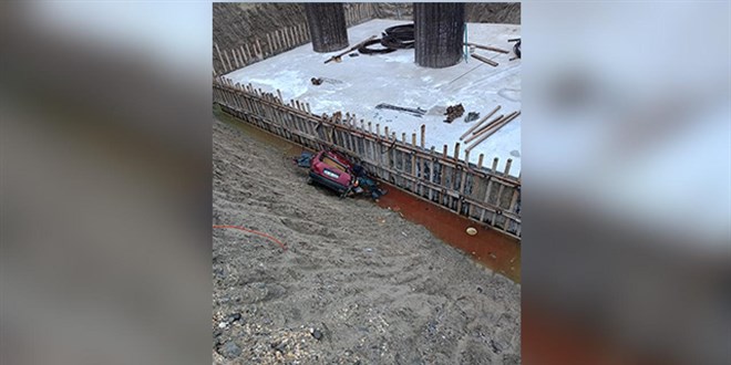 Otomobil, viyadük için açılan temel çukuruna düştü: 3 ölü
