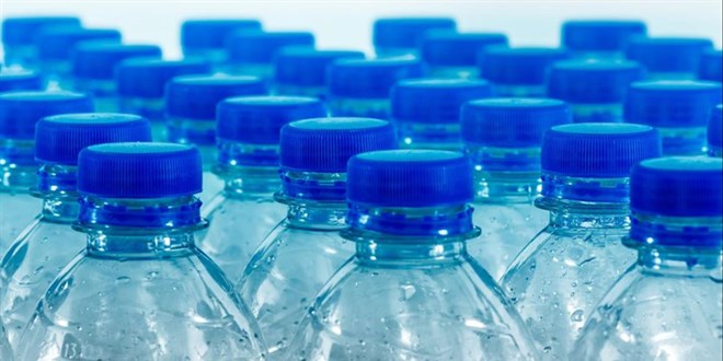 Pet şişedeki su insan sağlığı için tehlikeli binlerce nanoplastik içeriyor