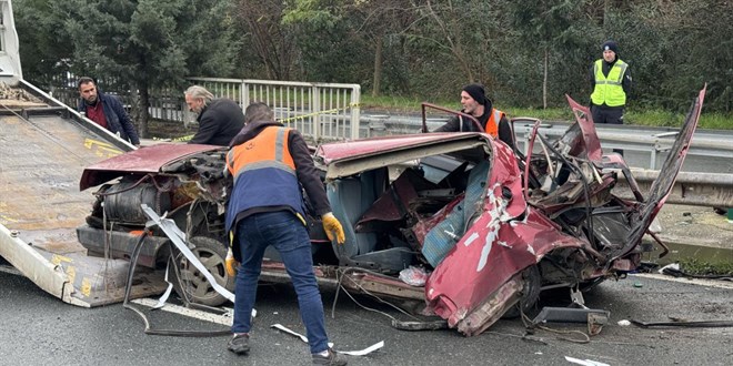Trabzon'da bariyere çarpan otomobil parçalandı: 2 ölü, 2 yaralı