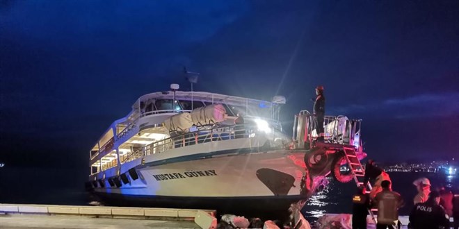 İzmir'de vapur karaya çarptı, yolcular büyük panik yaşadı