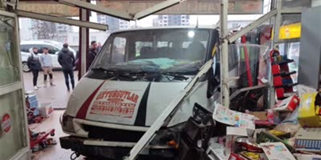 Diyarbakır'da minibüsün markete girmesi sonucu 5 öğrenci yaralandı