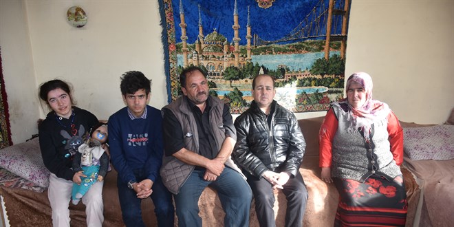 Tek gözü görmeyen baba, hasta eşi ve zihinsel engelli çocuklarına şefkatle bakıyor