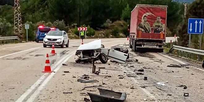 TIR otomobili ikiye ayırdı
