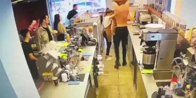 Baristaya 'gülücük' dayağı