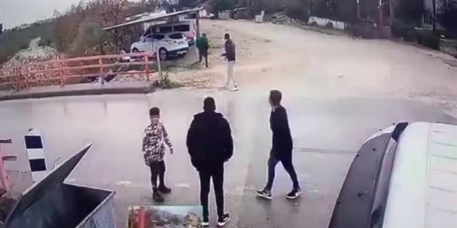Antalya'da koçun yayayı boynuz darbesiyle düşürmesi güvenlik kamerasında