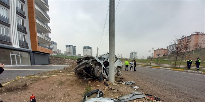 Batman'da hafif ticari aracn diree arpmas sonucu 1 kii ld