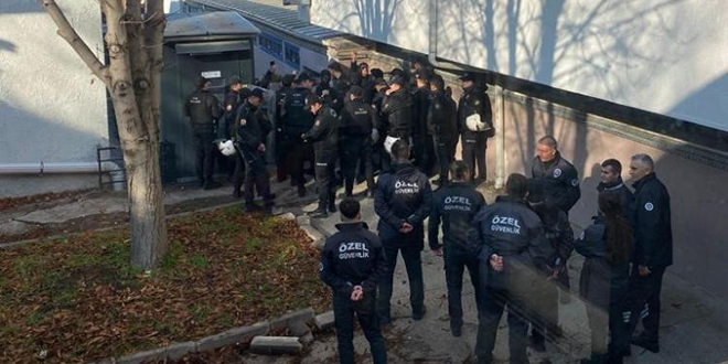 Ankara Üniversitesi'nde öğrencilerin kavgasında sandalyeler havada uçuştu