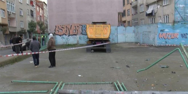 Esenler'de hafriyat kamyonu duvara arpt: Apartman boaltld