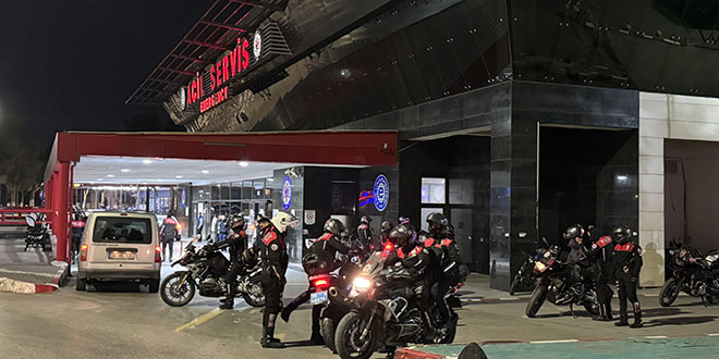 'Dur' ihtarna uymayan otomobili kovalayan 2 yunus polisi yaraland