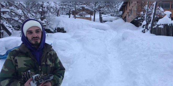 Kar nedeniyle yollar kapanınca market alışverişlerini dronla yaptı