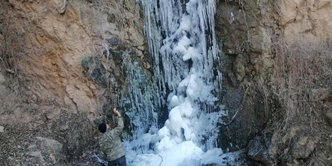 Amasya'daki Su Atan Şelalesi dondu