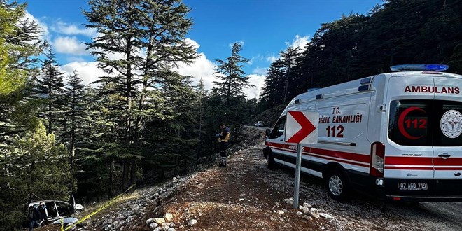 Antalya'da hafif ticari araç devrildi: 1 ölü, 2 yaralı