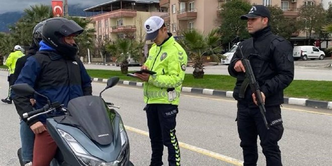 stanbul'da yaya yollarn kullanan motosikletlere ceza kesildi