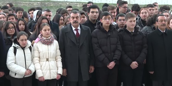 Okullar, haftaya şehitlere saygı duruşuyla başladı