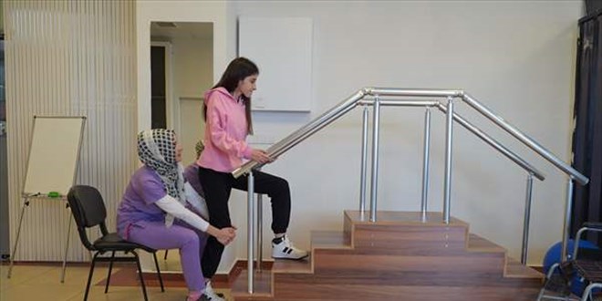 Ebrar Sitesi enkazından çıkarılan Ayşe Sudem 9 ay sonra yürüdü