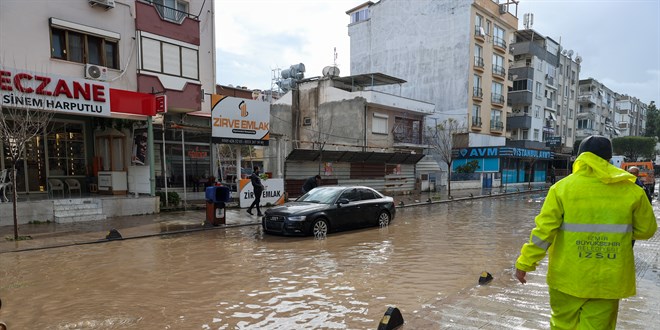 İzmir'in iki ilçesinde sağanak sonrası dere taşkınları yaşandı