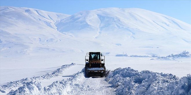 Hakkari'de ekipler kar kalnlnn 7 metreyi bulduu blgede kapal yollar ayor