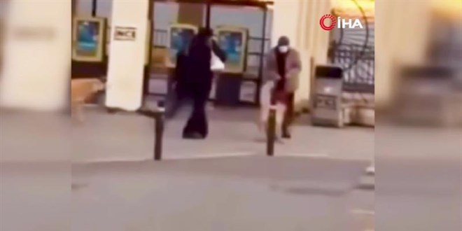 Kadıköy'de yaşlı kadına köpekler saldırdı: O anlar kamerada