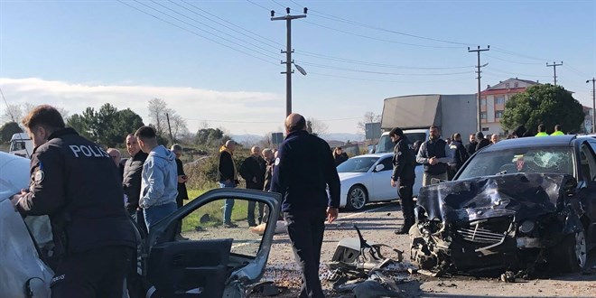 Sakarya'da iki otomobil çarpıştı, 1 kişi öldü, 2 kişi yaralandı