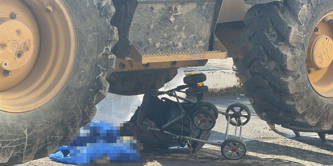 Pusette ölüm: İş makinesi, anne ve 2 çocuğuna çarptı
