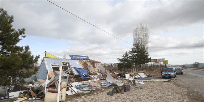 Öfkeli müşteri iş makinesiyle restoran ve büfeyi yıktı