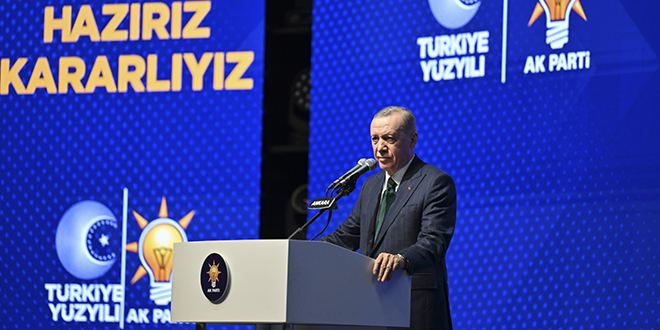 AK Parti'de 3'ü büyükşehir 15 belediye başkanı tekrar aday gösterildi