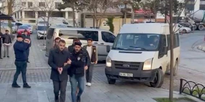 Büyükçekmece'de gazetecileri darbettikleri iddiasıyla yakalanan 3 zanlı tutuklandı