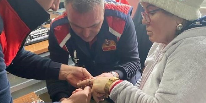 Parmağında sıkışan yüzüğü itfaiye çıkardı