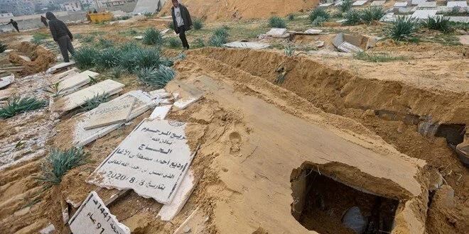 srail ordusu Han Yunus'ta mezarlar da kazarak tahrip etti
