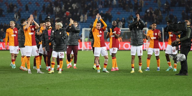 Trabzonspor'u farklı geçen Galatasaray, zirvede Fenerbahçe'yi yakaladı