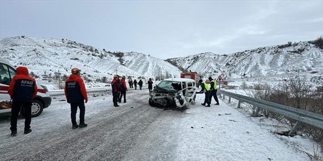 Sivas'ta yolcu minibs ile hafif ticari aracn arpt kazada 26 kii yaraland