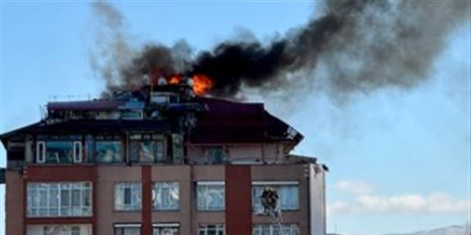 Başkentte 7 katlı binanın çatısında çıkan yangın 9 saatte söndürüldü