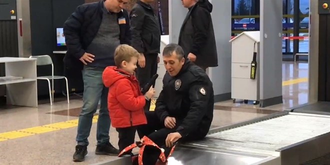 Havaalanı polisini gülümseten olay