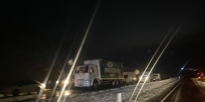 Iğdır-Ağrı karayolu ulaşıma kapandı, onlarca araç yolda kaldı