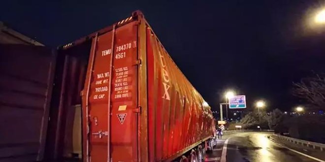 TEM'de tır dorsesinde patlama: 1 itfaiye eri yaralandı