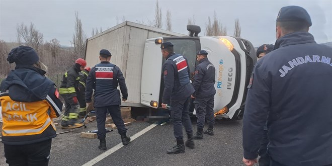 Konya'da devrilen kamyonetin sürücüsü öldü