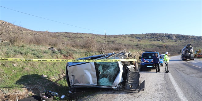 Balıkesir'de minibüsle çarpışan otomobilin sürücüsü hayatını kaybetti